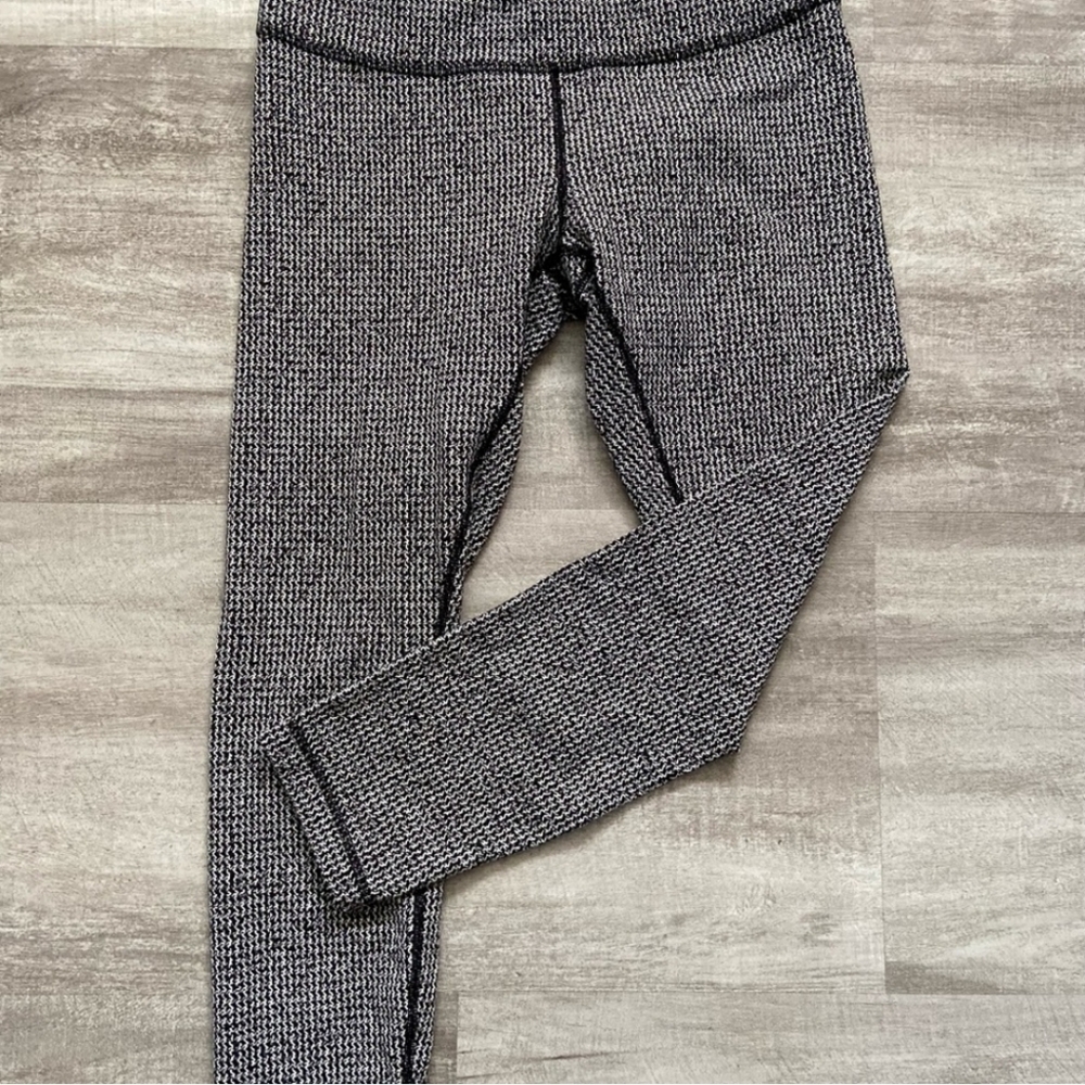 LULULEMON 25 Inches Long Black & White Houndstooth Printed Leggings Size 10, EUC